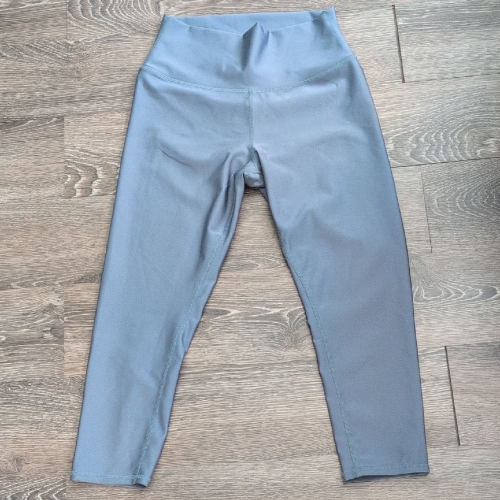 Alo High-Waisted Airbrush Capri Size Large NWOT